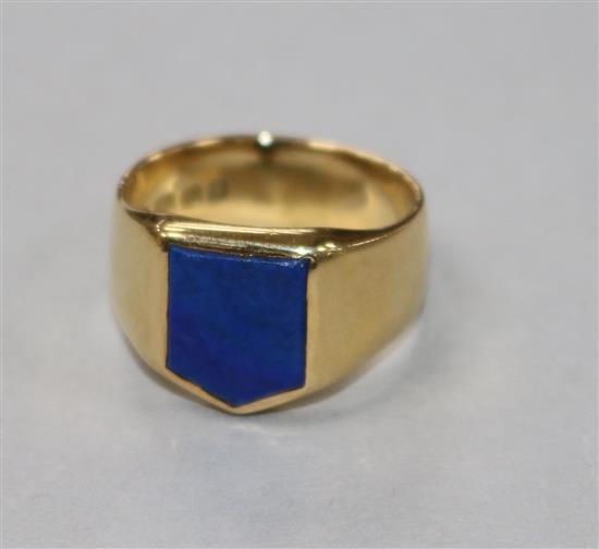 A 1930s 18ct gold and lapis lazuli set signet ring, with shield shaped stone, size Q.